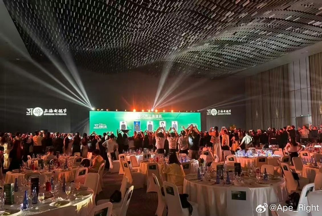 肖战上台发言时的内场图肖战白玉兰晚宴发言时的内场图 肖战白玉兰晚宴发言时的内场图
