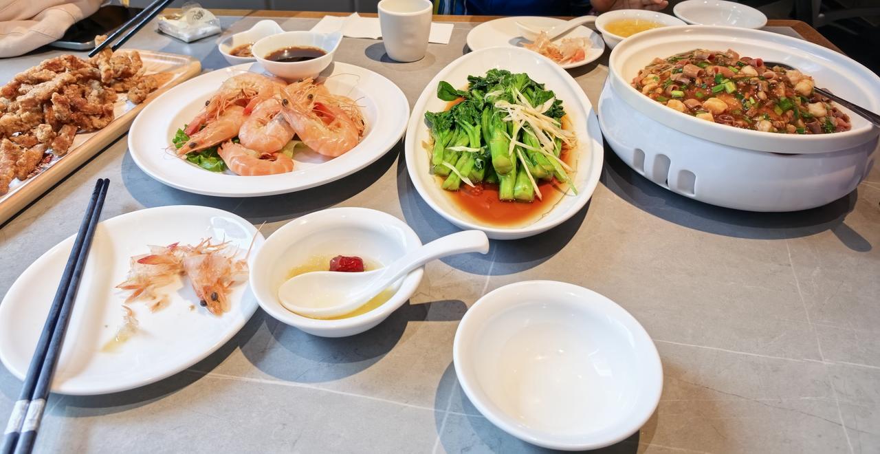 记录我的2026中午出去吃海肠捞饭。饭店比较干净，饭菜也不错，很好。