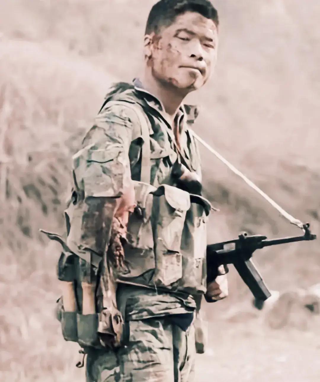 1984年，眼看炮弹迎面飞来，战士丁晓兵一把扑倒战俘。谁知，战俘竟摸出一枚手榴弹