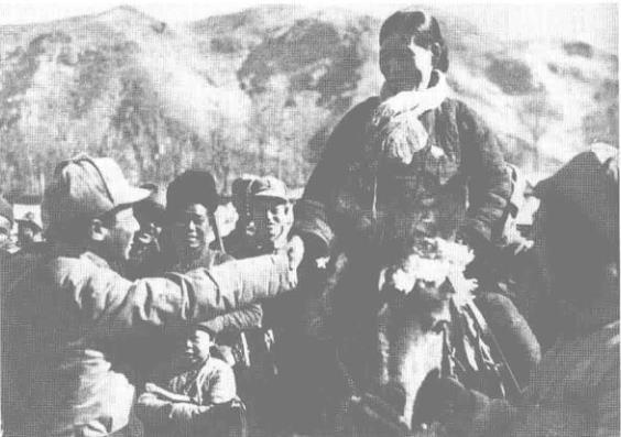 群英大会闭幕后，军区政治部代主任朱良才率领大会工作人员欢送子弟兵的母亲戎冠秀。