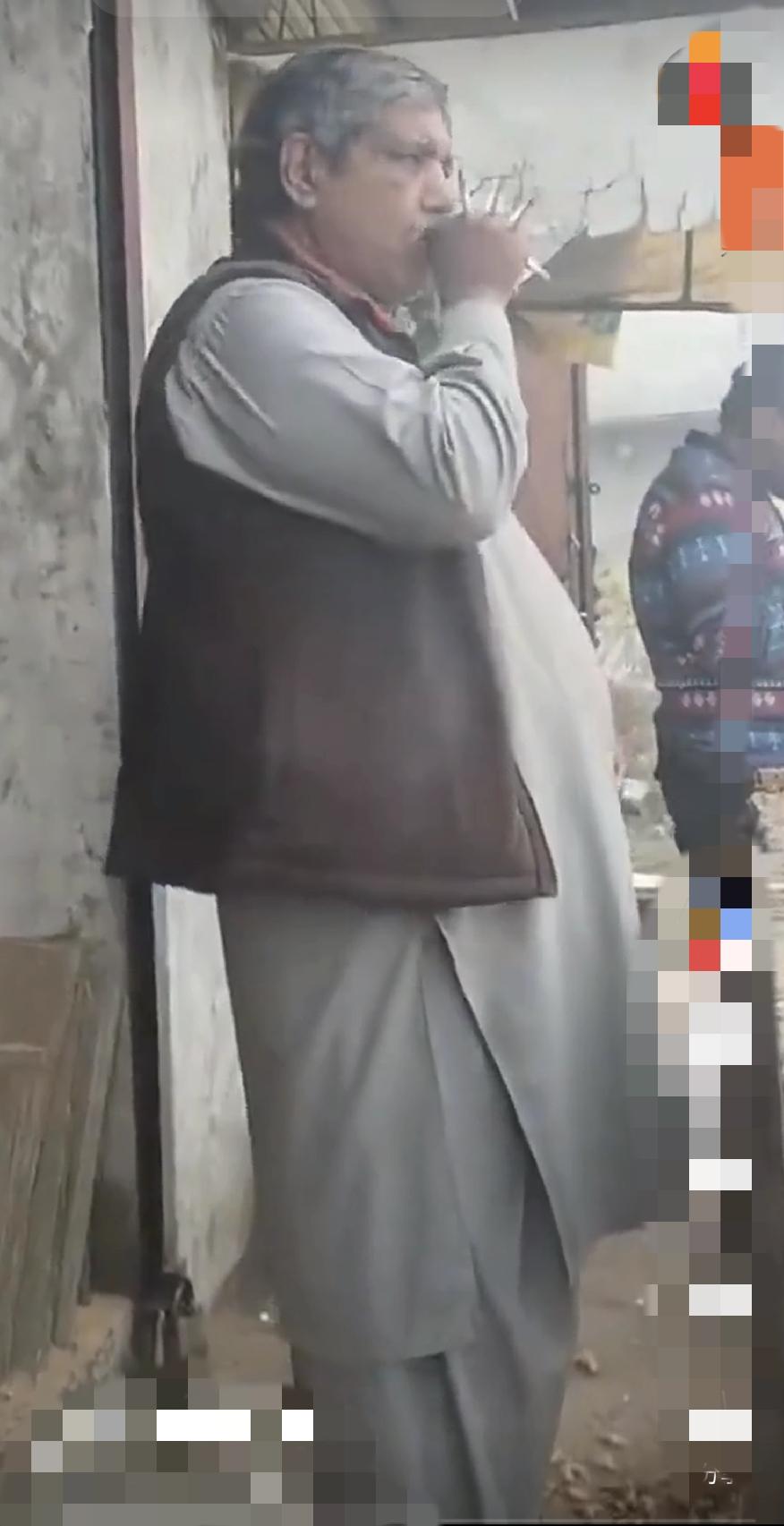 一位印度大哥吸烟，一手握了十支烟一起吸，非常土豪，这种方法除了费烟，还费钱。