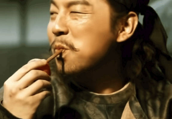 雷佳音送礼离谱中带着合理 看雷佳音在《长安十二时辰》里蹲路边狂炫水盆羊肉，吃得那