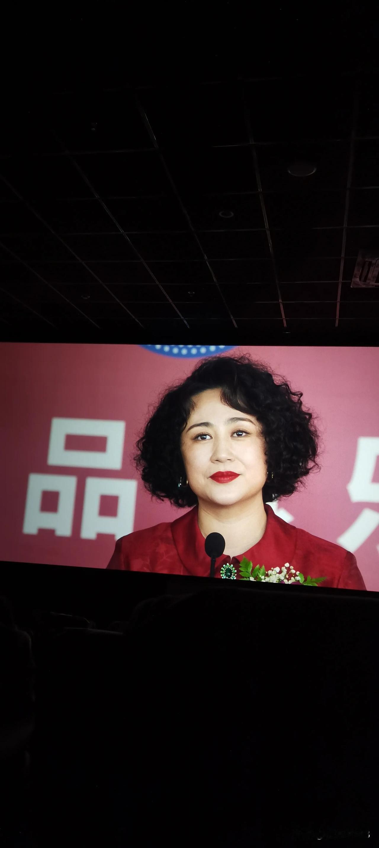 《〈水饺皇后〉五月二号看电影观后感》
这部电影讲述的是山东臧姑娘流落到香港街头，