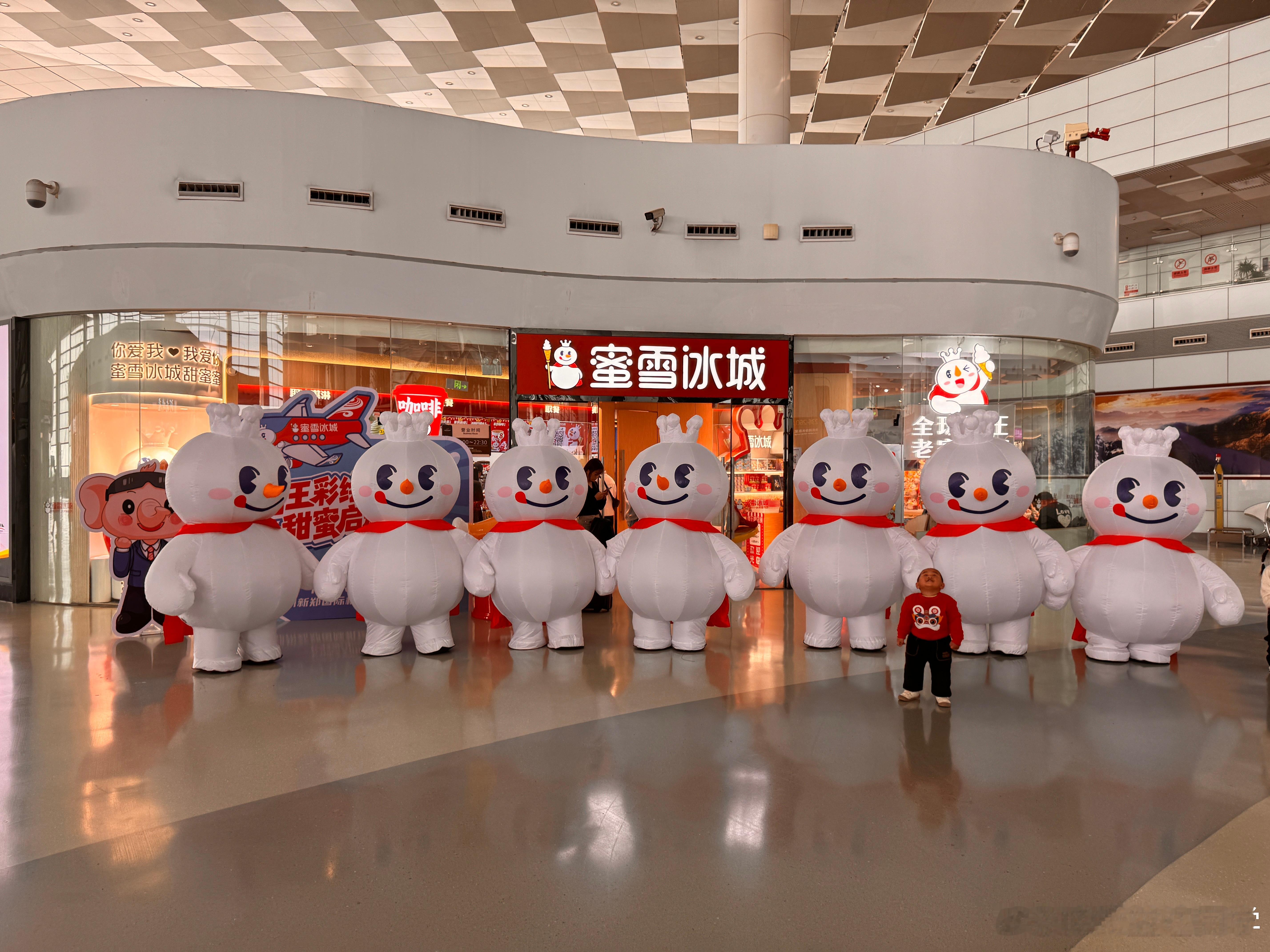 雪王上天了雪王现在也是越来越会整活了，都拥有自己的主题飞机了，羡慕坐首飞航班的朋