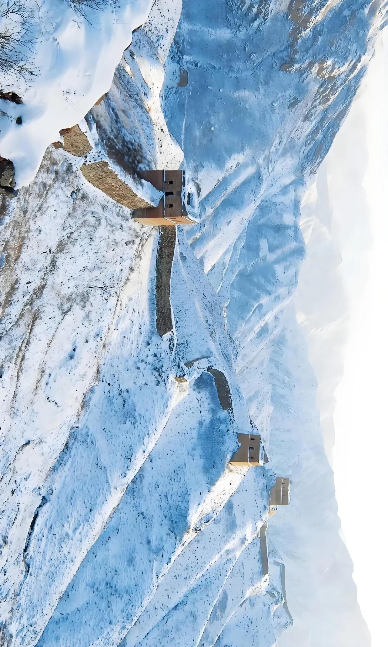 山西老家的长城，在雪景的映射下何其雄壮，在北方，长城算是很常见的了，除了有名的八