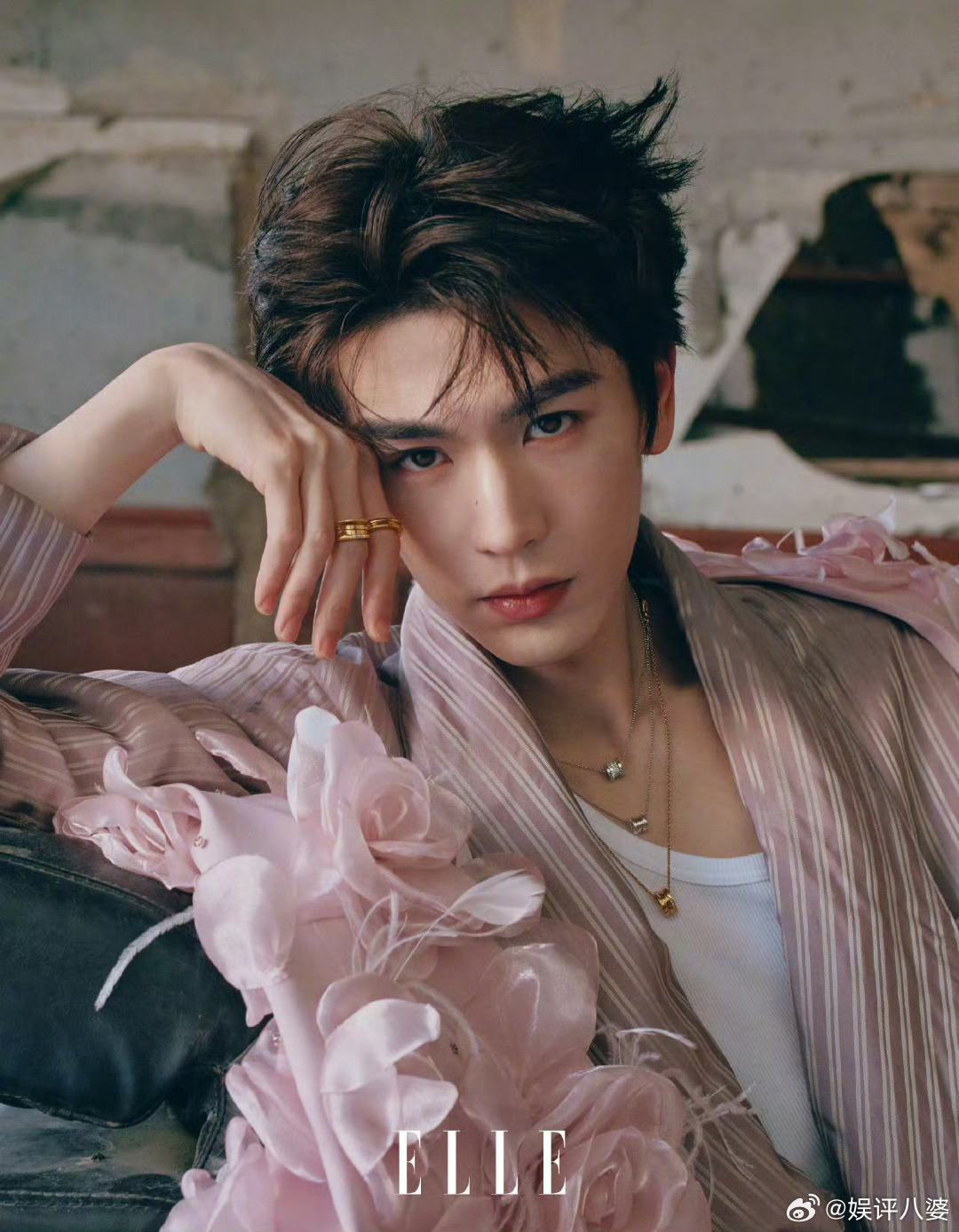 张凌赫是首位空降五大女刊的95生没错了✨高鼎打造的玫瑰西装+末世绅士造型反差感拉