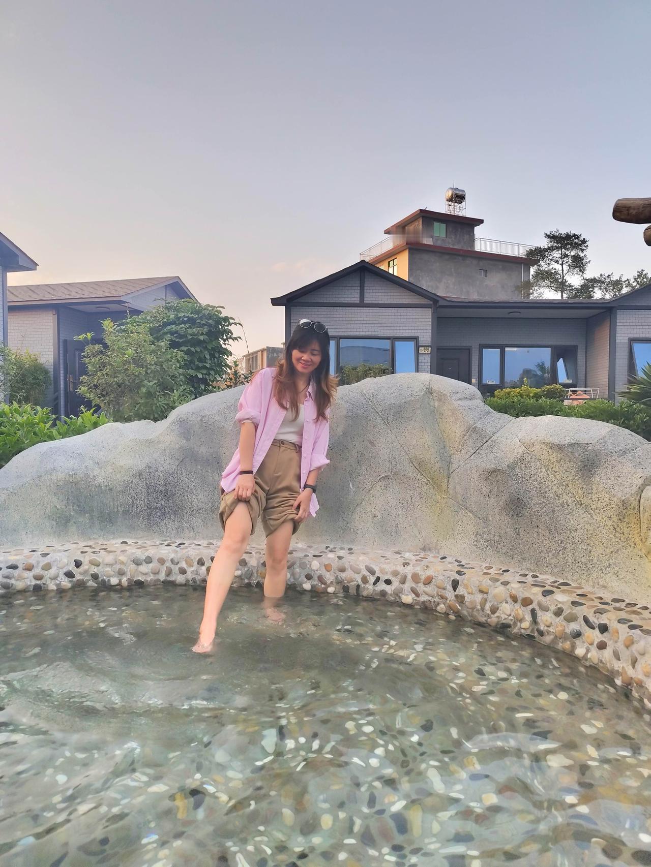 难得偷来片刻闲，把生活里的一地鸡毛都甩身后，一半是汤池泡出来的慵懒，一半是庭院里