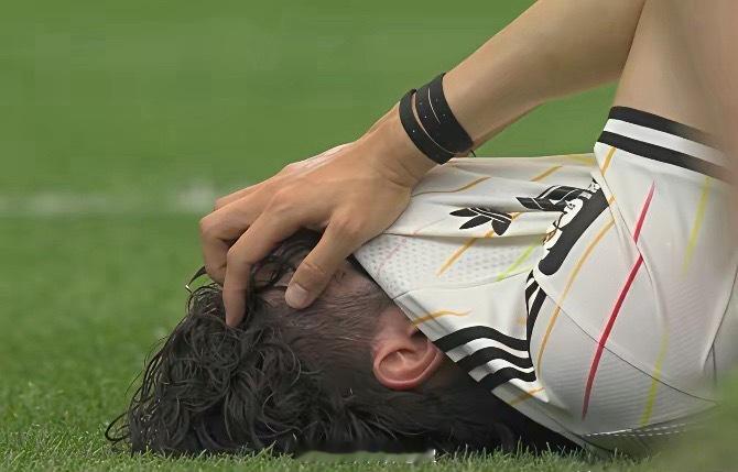 2-1读秒绝杀，巴西祖师爷狠狠给狂妄的日本上了一课！赛前全队飘得没边，球员踩内马