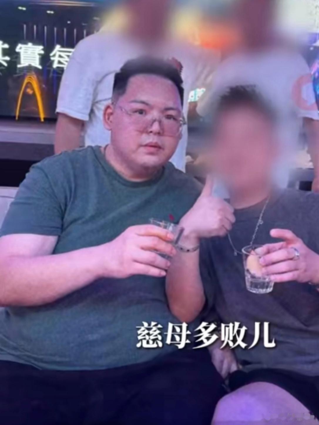 向太儿子向佑近照曝光 向太小儿子向佑近照曝光，在海南理发，还和朋友聚会唱歌。向太