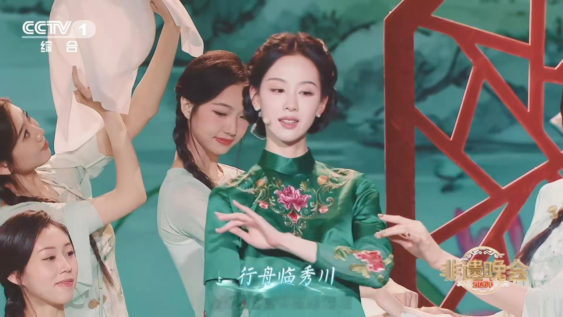 2000多小时织就的云锦旗袍有多美 2000多小时的心血，换来陈都灵身上这一袭惊