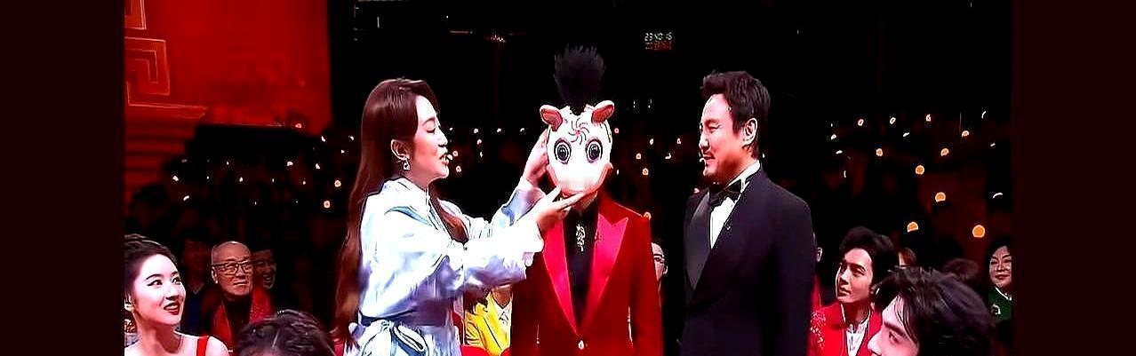 帽子扣歪的瞬间，撒贝宁的手在空气里乱抓。
沈腾的手几乎同时到了，轻轻一托，半秒，