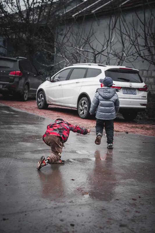 泪目了，湖南，哥哥开车回家过年，途中会路过弟弟家，弟弟专门驾车30公里去高速口给