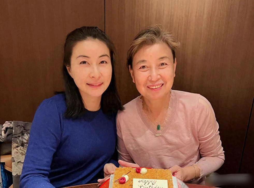 郭晶晶和她妈妈的合照，简直是一个模子刻出来的！妈妈笑起来好亲切！能教出郭晶晶这么
