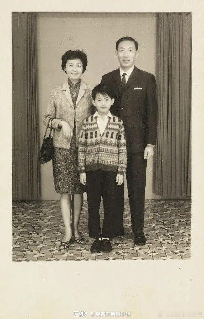 王家卫，带墨镜和不带墨镜 ​​​