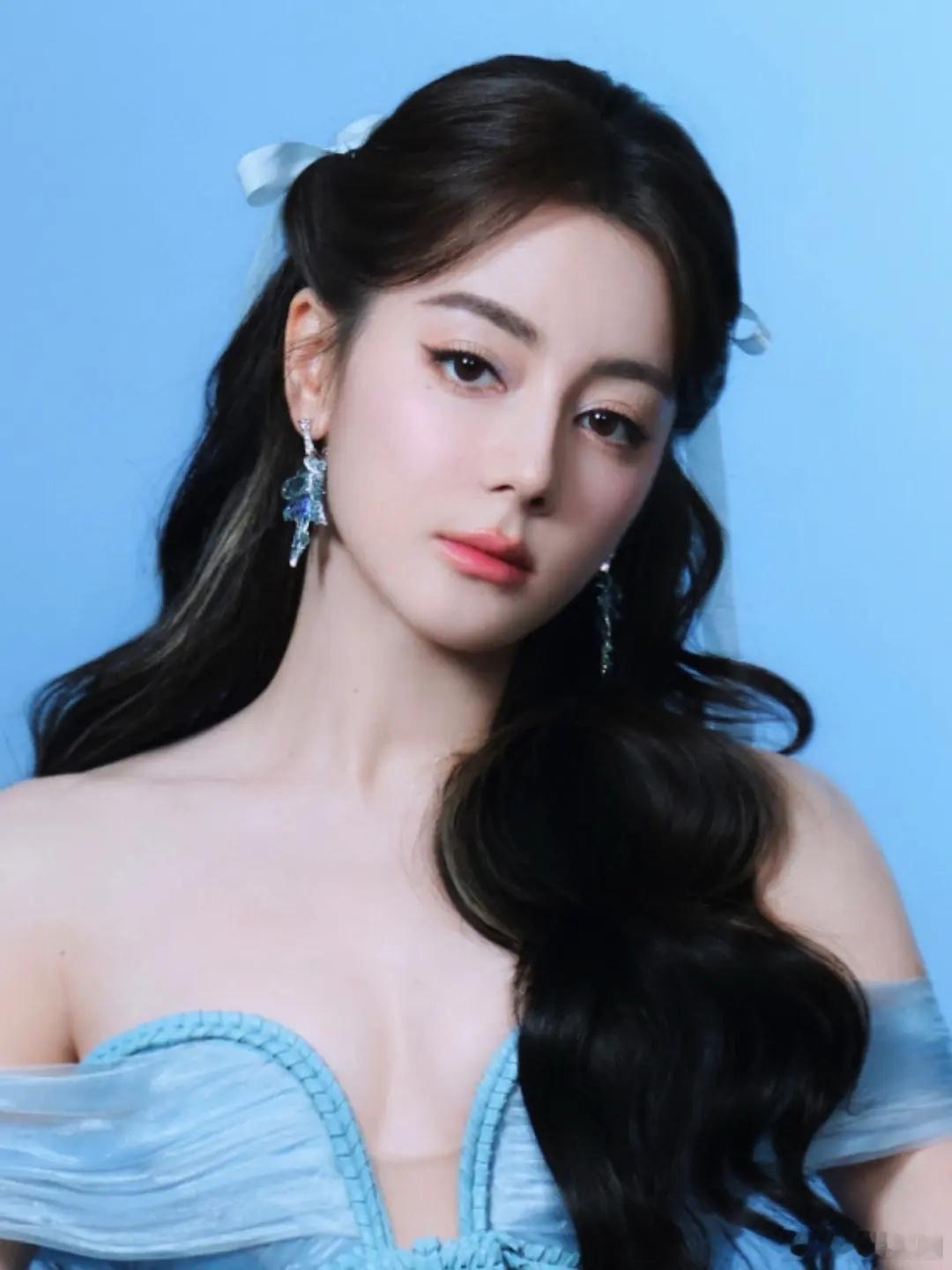 迪丽热巴怎么给人种女装大佬的感觉 