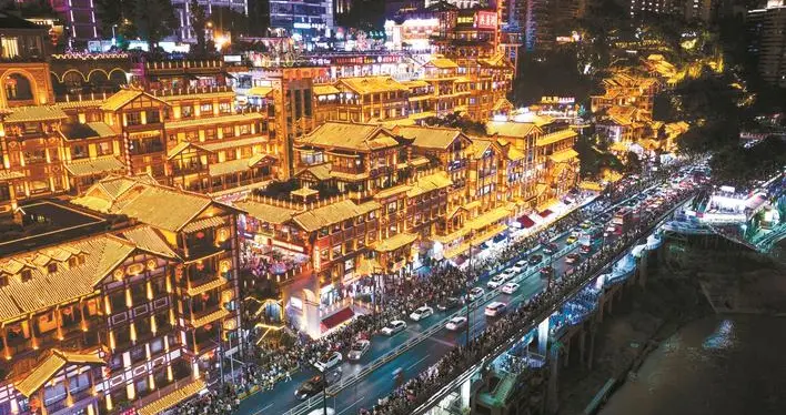 |山城重庆：每天十万人逛洪崖洞 为方便游客观景，跨江大桥临时变为人行天桥