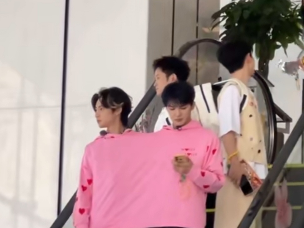#小鬼朱正廷穿同一件衣服#  今夕是何年啊！小鬼朱正廷今天合体录制综艺，两人穿了