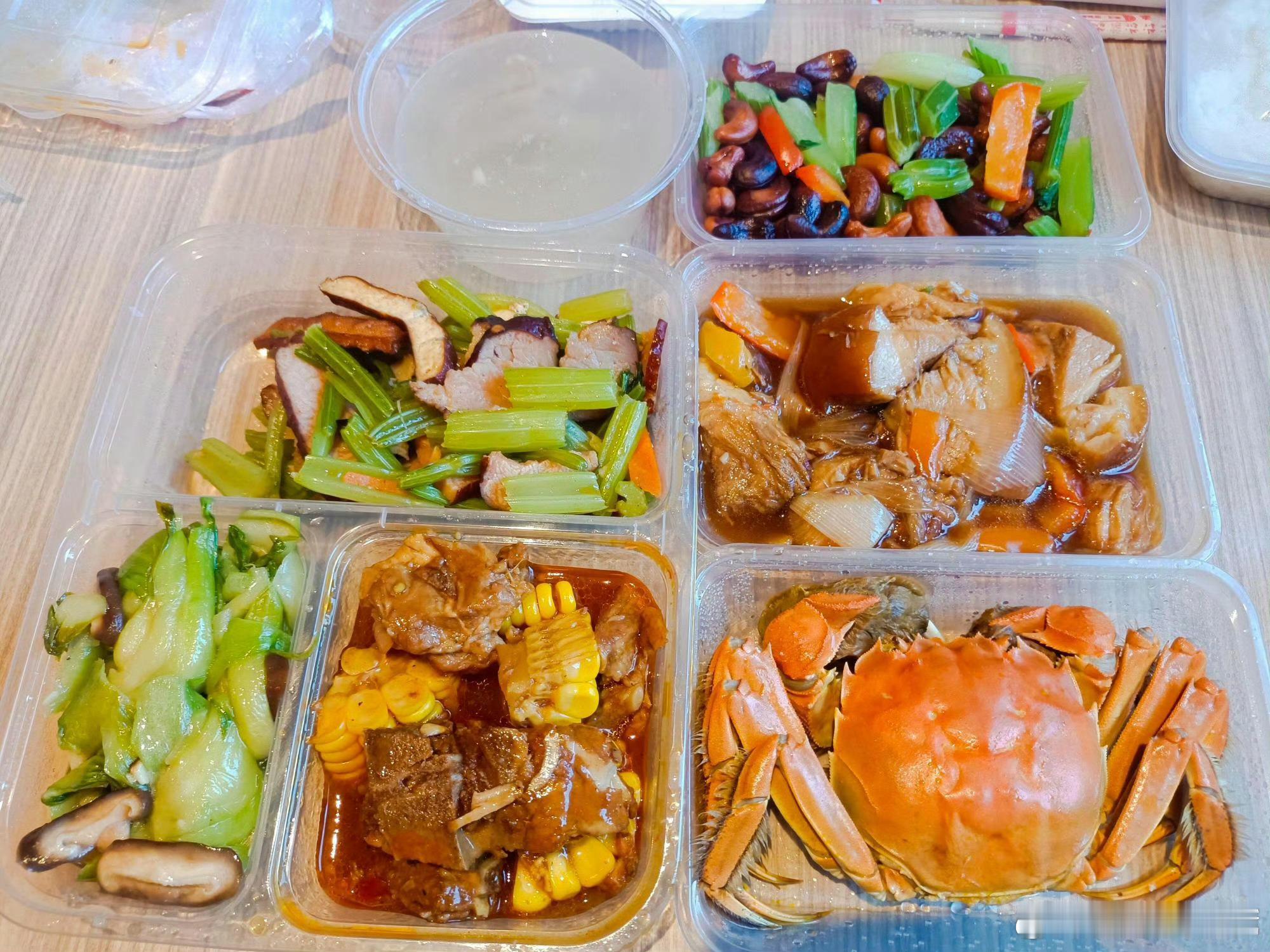 小城良方剧组盒饭我天呐，谁家剧组有大闸蟹呀，可馋死我了，比年夜饭都丰盛肖战的剧投