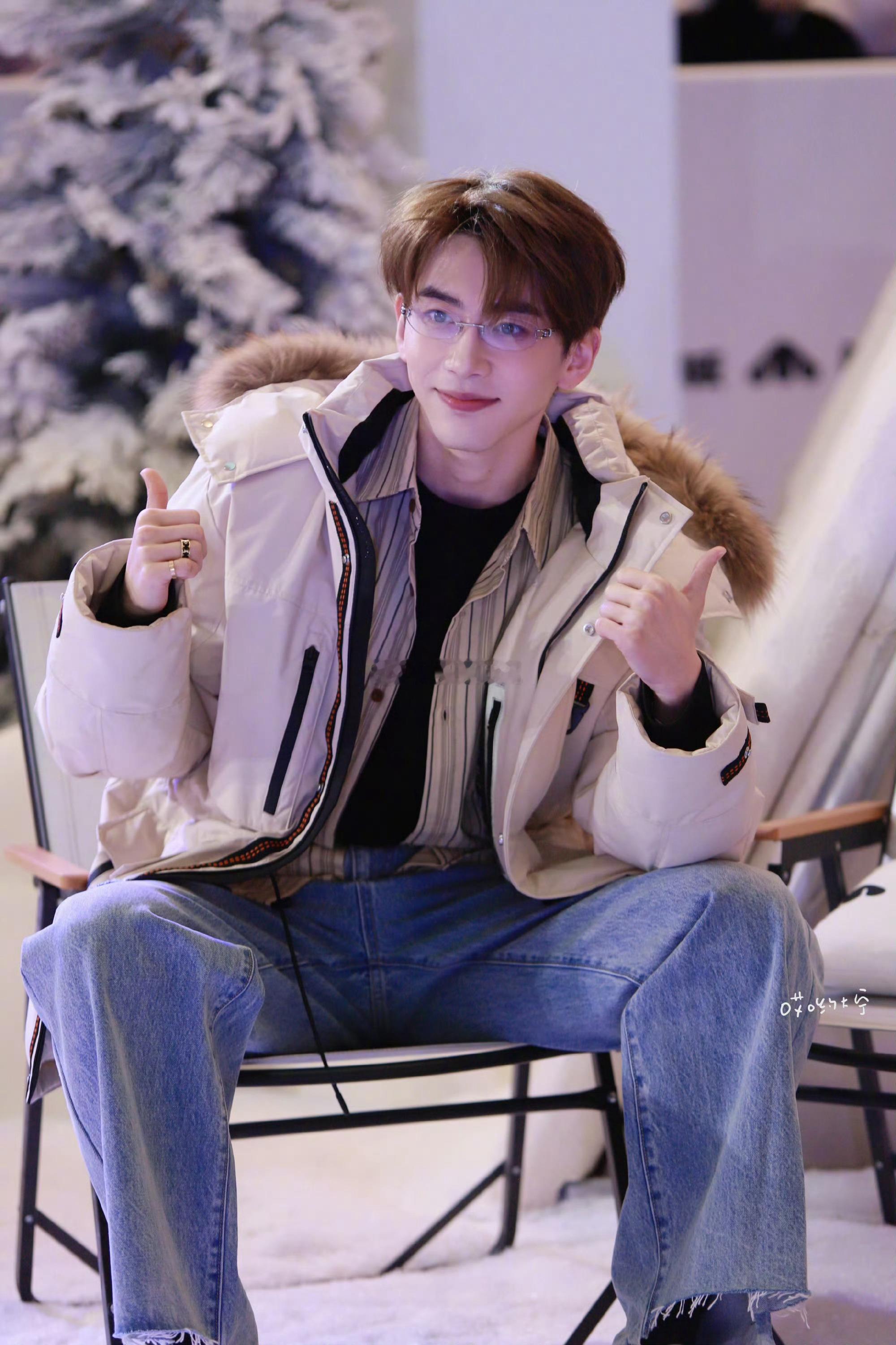 费启鸣我们的关系有点暧昧了 谁懂啊！线下见费启鸣直接沦陷💓 本人颜值远超镜头，