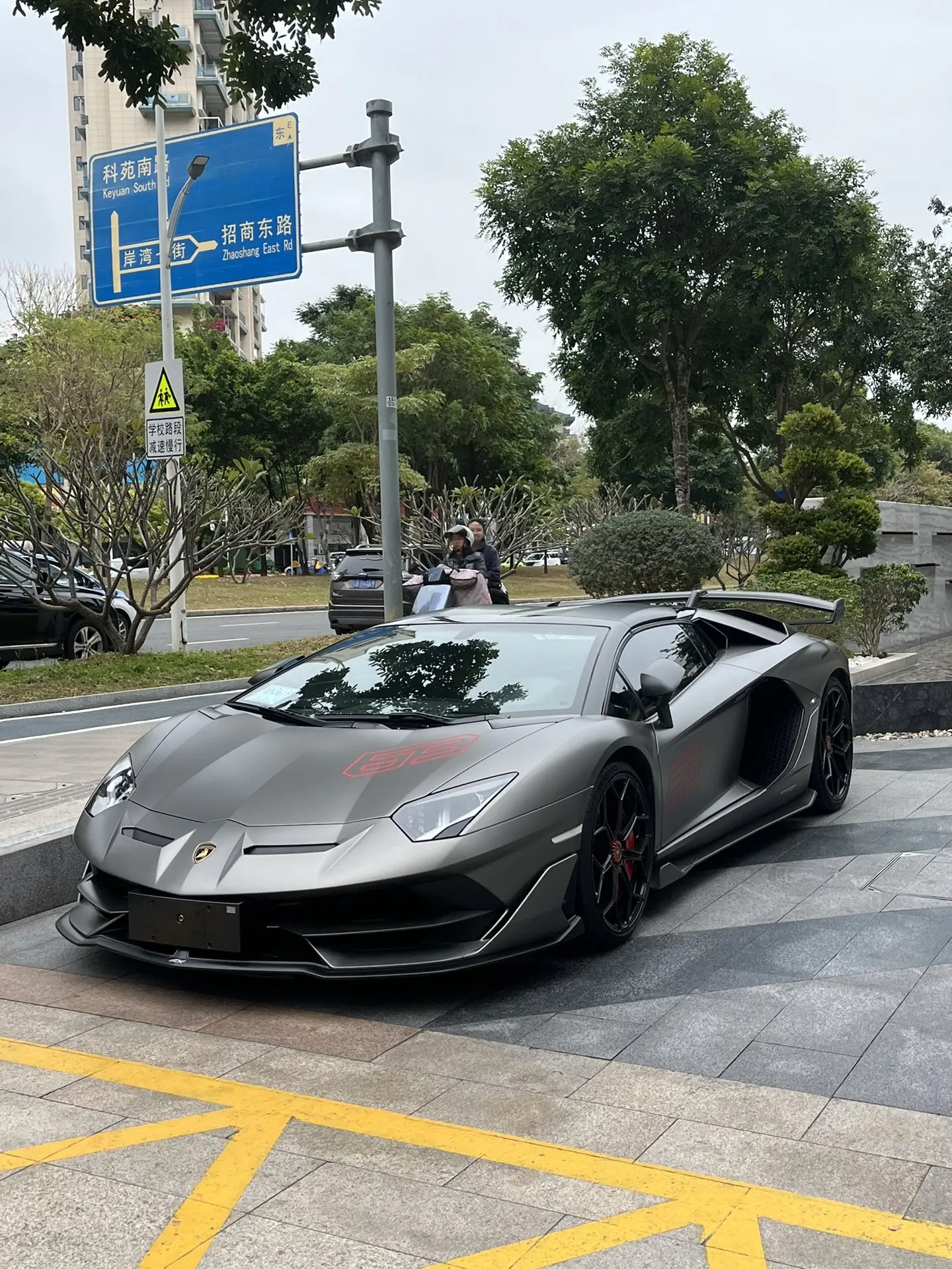 水泥灰 Lamborghini Aventador SVJ 63