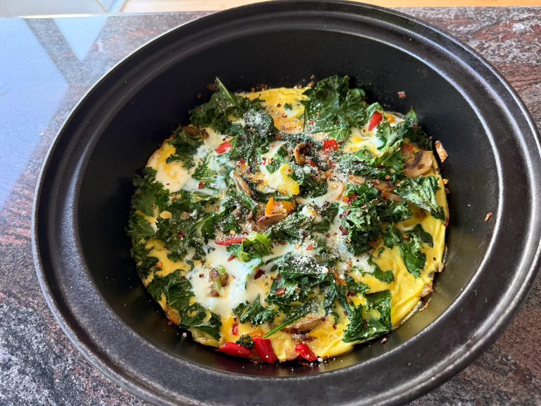 早上给自己烤了一个kale frittata（蘑菇菠菜彩椒芝麻菜kale），再煮