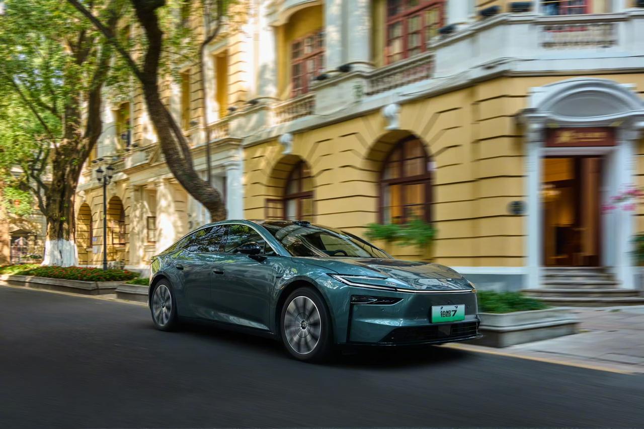 2025年世界汽车销量：

1、丰田集团 960万辆；
2、大众集团 780万辆