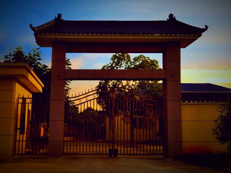 近日，安徽阜阳阜南县一位老人在关门时，大门突然倒下将其砸伤。7月2日，老人儿子透
