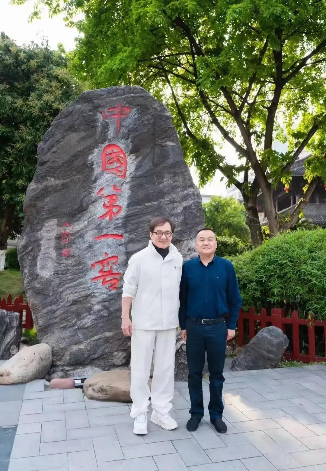 功夫巨星现身泸州老窖酒厂，一身白色休闲套装亮相，帅气有型，魅力十足！

成龙这次