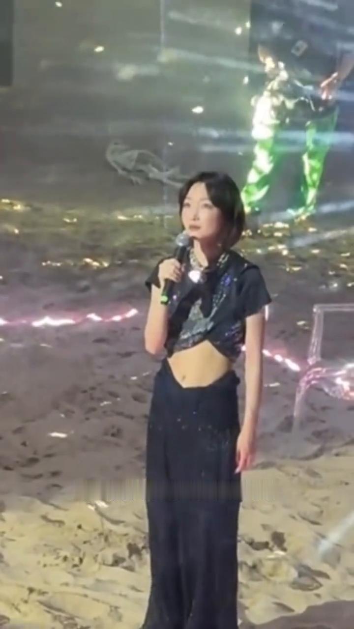 看着是真尴尬。6月17日周冬雨和段奕宏一起出演话剧，谁不知道姐姐台词好像不太熟。