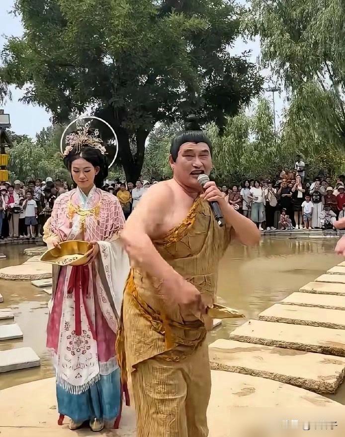 57岁的大衣哥，太狠了！四十度高温天，愣是套着十几斤的铁甲唱完三首歌，汗水顺着脸