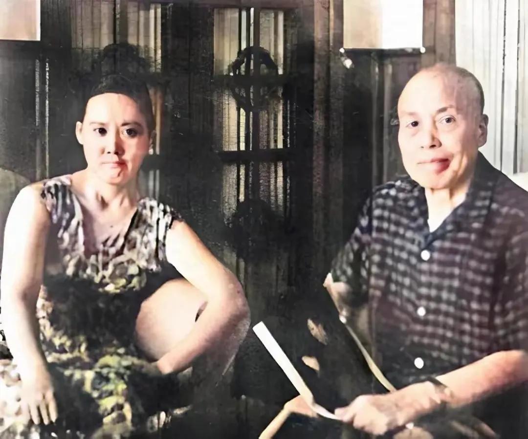 1966 年，李宗仁与胡友松成婚，这对年龄相差 48 岁的伴侣留下合影。照片中的