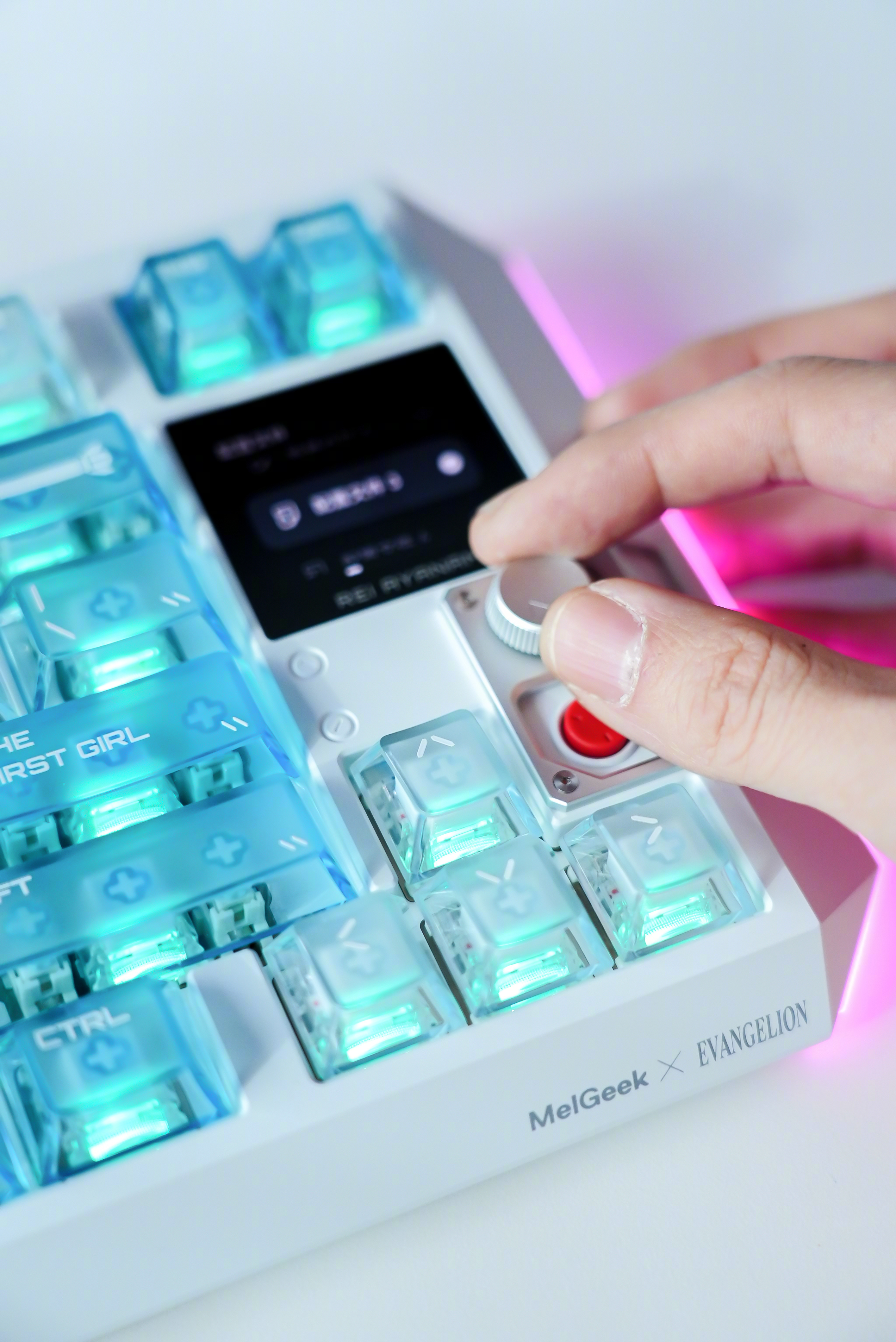 给各位看看我的新⌨️（叉会儿腰）已经无法允许自己一边吃薯条一边用了第一次用磁轴，