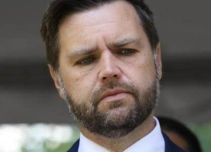 万斯曾暗示中国，如果不接受关税，就考虑战争。话音未落，中国学者高志凯就在国际辩论