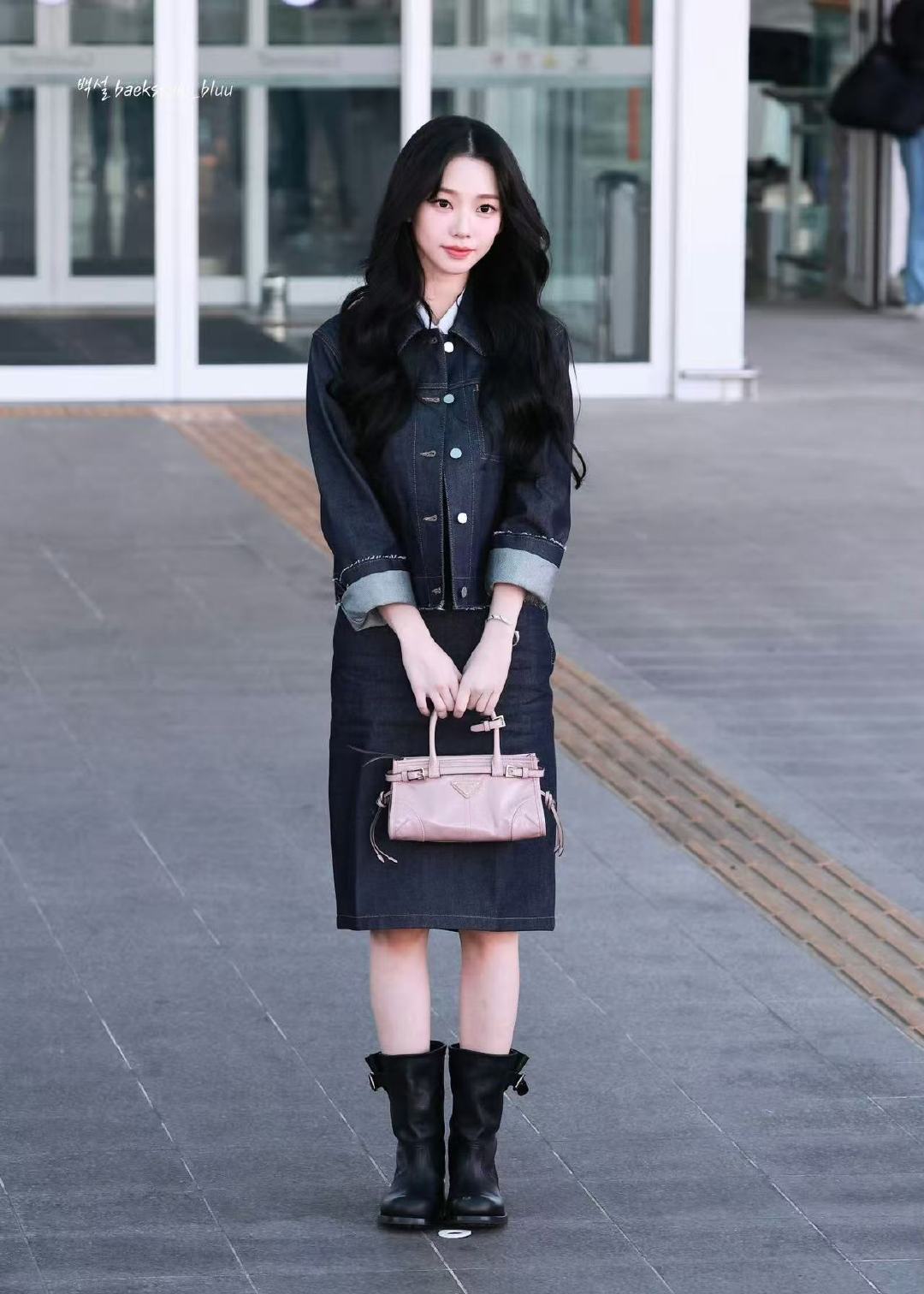 柳智敏卷发牛仔装我勒个豆!!这个柳智敏美成啥了!!柳智敏出发Prada米兰时装周