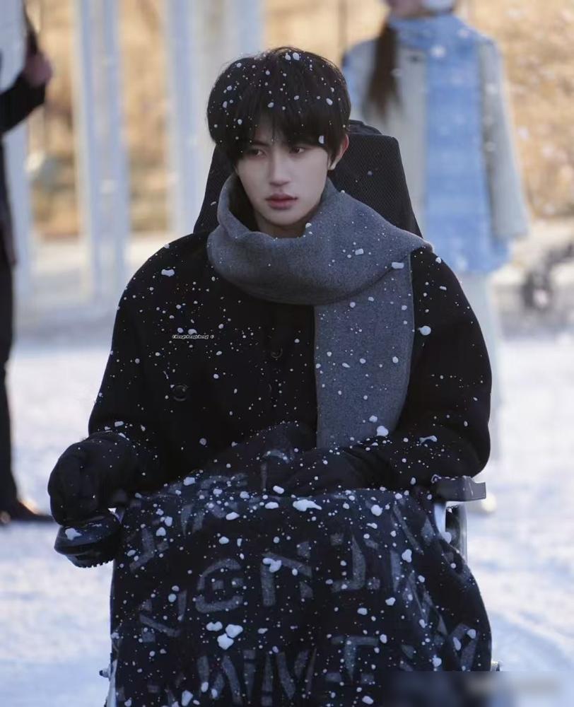 张翅的粉丝最近集体喊话：别再接虐剧了！
 
昨天刚上线的《那年冬至》，他演的京烁