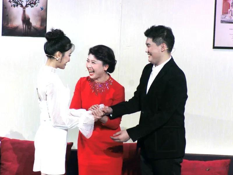 闫学晶就“哭穷”致歉：我忘了本 闫学晶就“哭穷”致歉：我忘了本
闫学晶此次事件闹