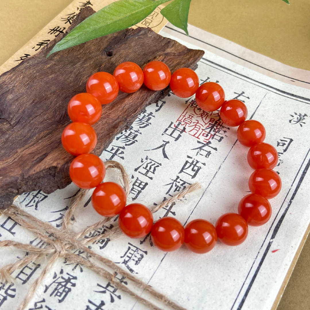 约11-12毫米保山料满色满肉南红手串，色泽浓郁红润，胶质感强，气场十足。穿搭造