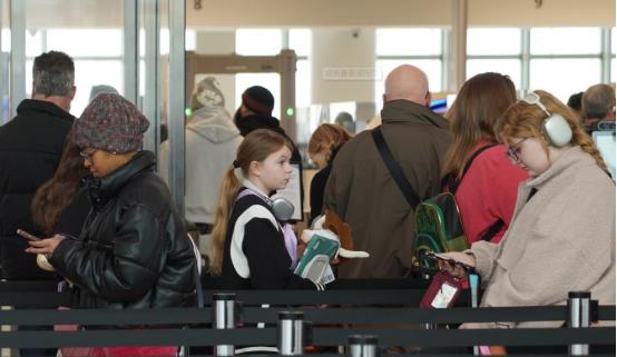 活久见，美国政府部门停摆竟然要让移民特工守机场？旅客听完消息心里都打鼓，生怕机场