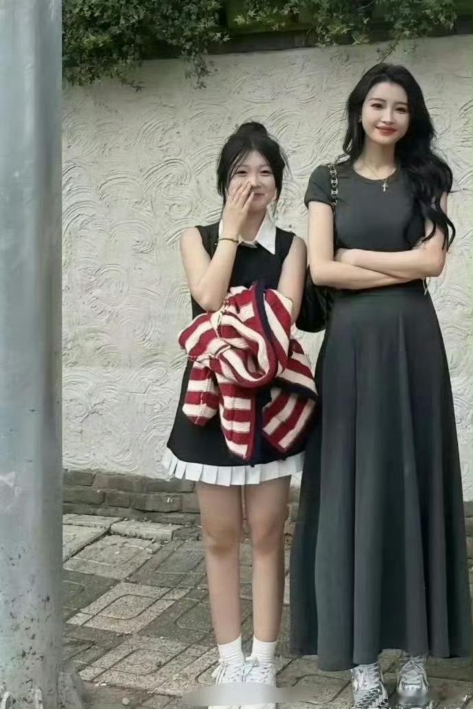 网友惊讶发现，原以为孙怡娇小，站人旁却显高挑 
