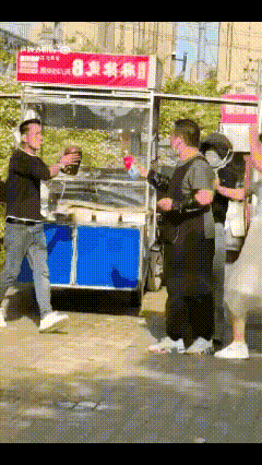 两家商贩吵架
一米八男商贩泼辣椒油
女的气不过竟掏出秘密武器，一米八壮汉直接倒地