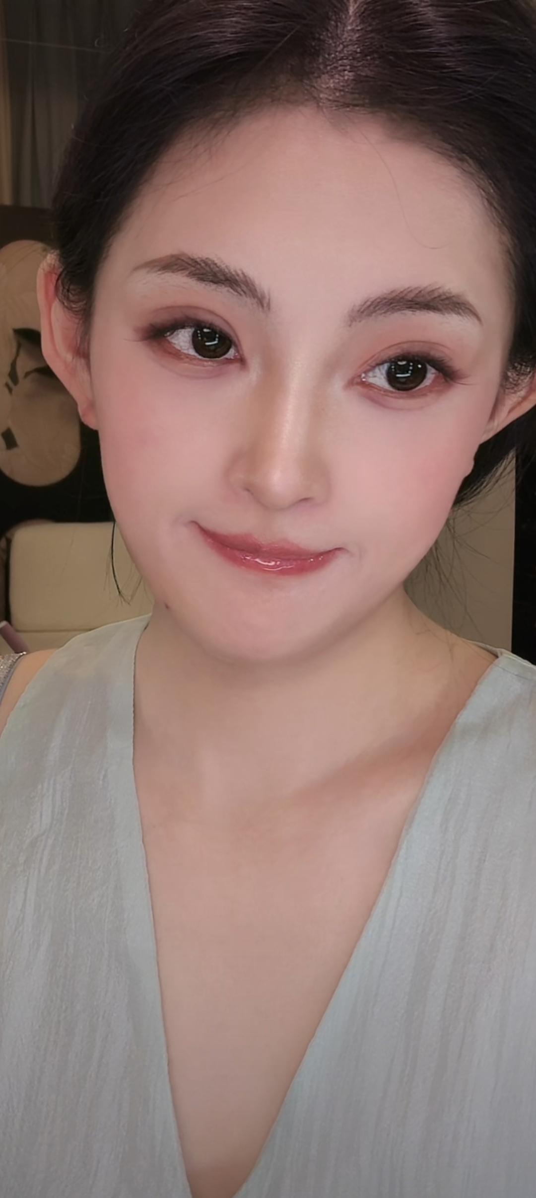 这位美女正在微笑，看起来好温柔。