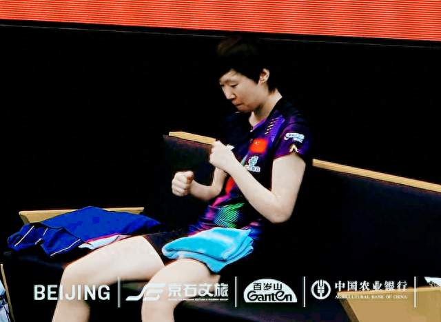 王曼昱3比2逆转石洵瑶！局间突然双拳出击，网友：这是真打急眼了