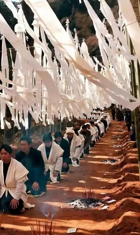 新的殡葬制度将于2026年3月30号执行，大概意思就是：一切从简，城里可以选火葬