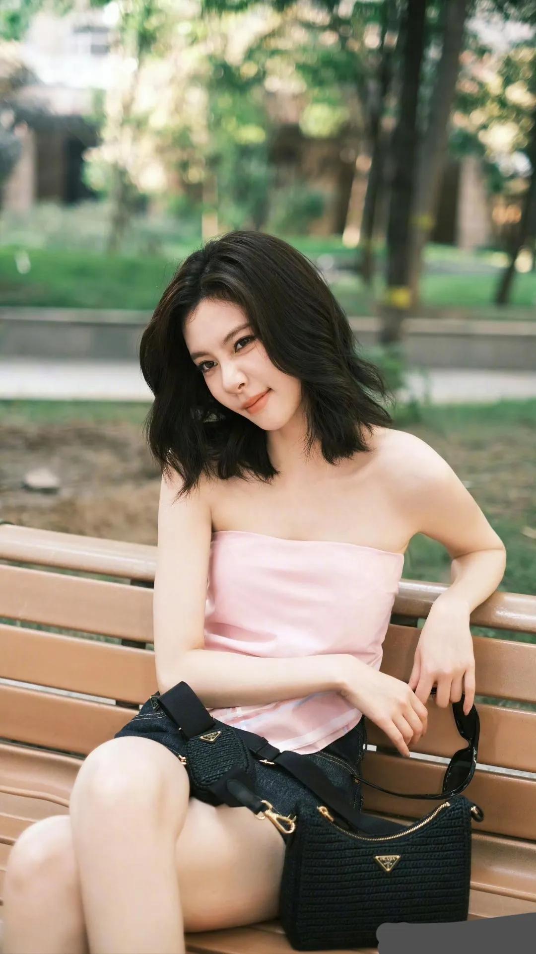 宋妍霏的粉色肚兜！ 浓到一贪再贪，淡到一挥就散！