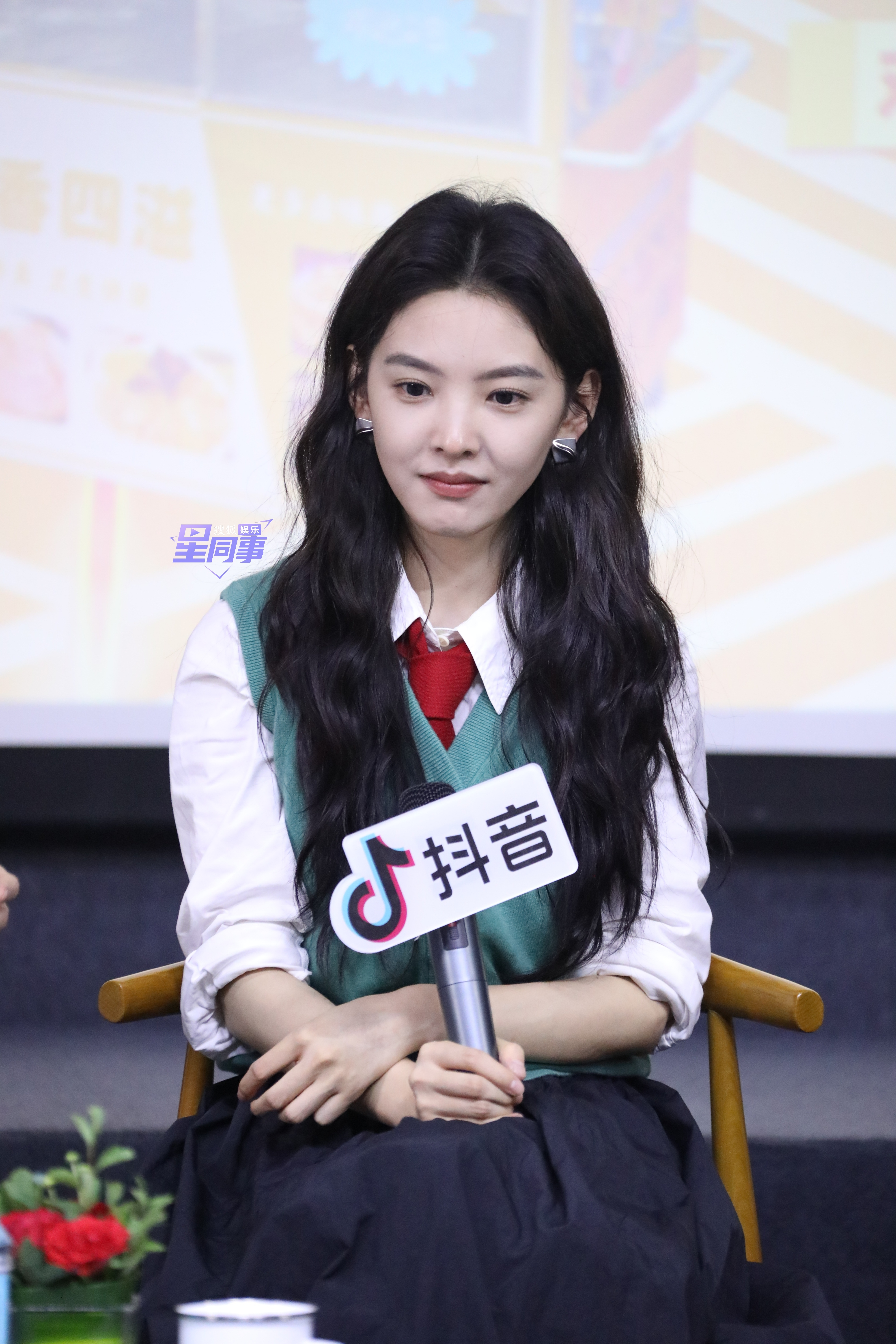 章若楠出席《凡人歌》活动[女孩儿]今天是白月光小章学姐~~[亲亲] ​​​