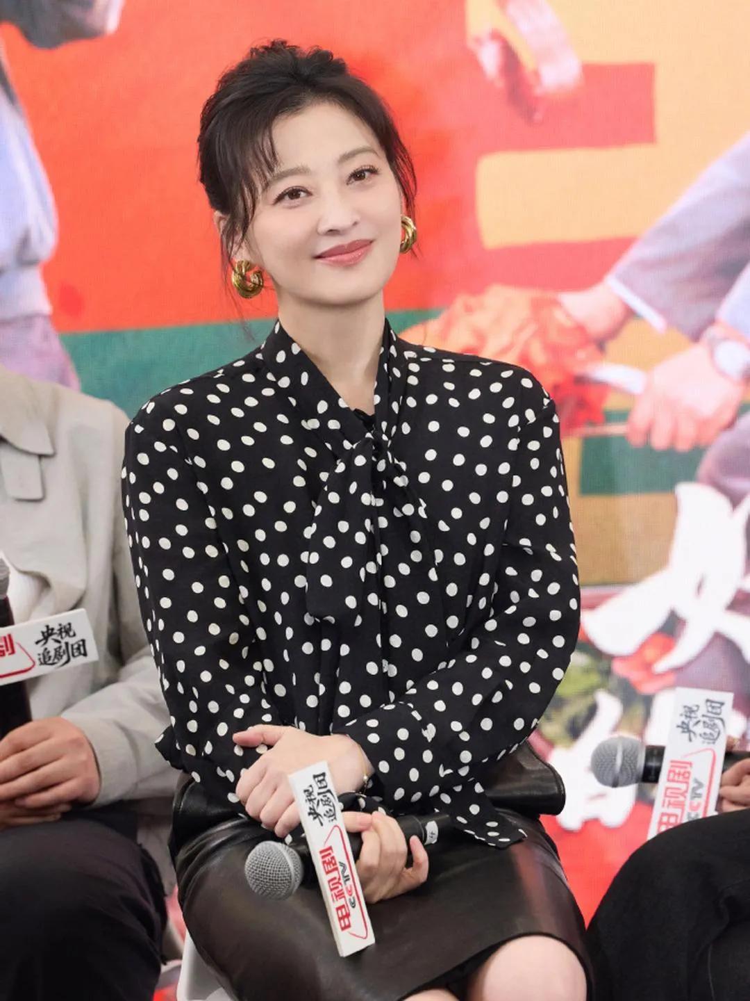 梅婷这一身波点衬衫+皮半裙，真的把70后想要的气质感穿出来了！✨
 
经典的黑白