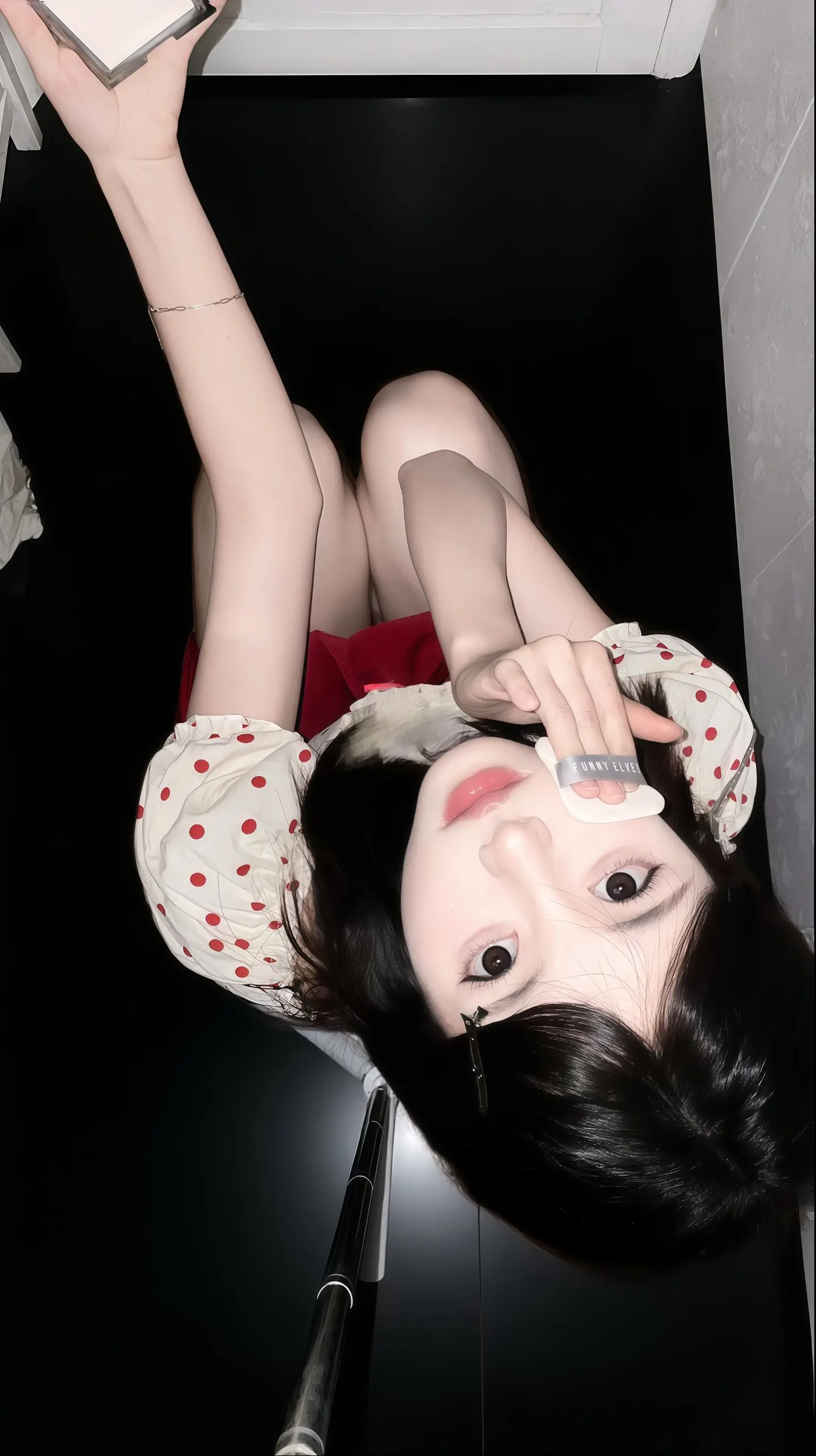 永远太远了 明天陪我吃饭吧。闪光灯拍照