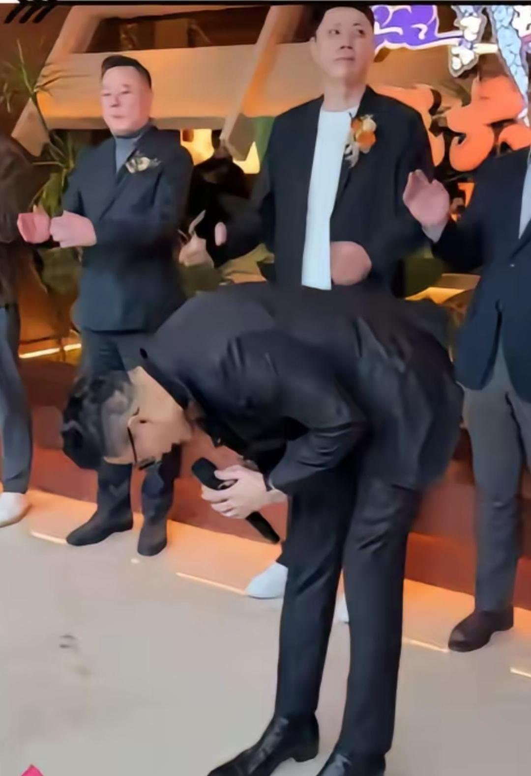 汪小菲在哈尔滨新店开业时90度大弯腰鞠躬，感谢粉丝们五年来对麻六记的支持！还说替