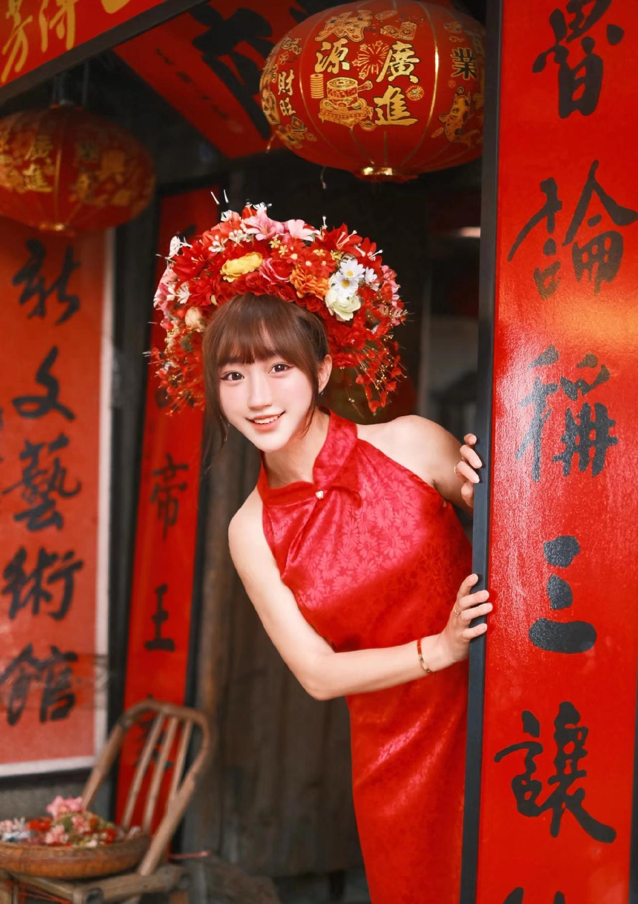 丙午马年，不做随波逐流的风景，只做自己的光。发间那抹红，是岁月沉淀的朱砂痣；周身