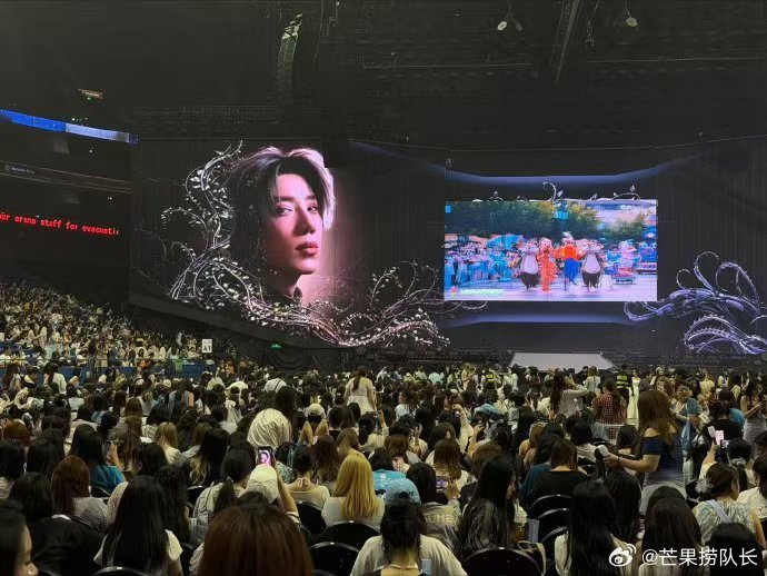 鹭卓演唱会上座率 上海站演唱会圆满开场，惊人的上座率成为热议焦点。场馆内人头攒动